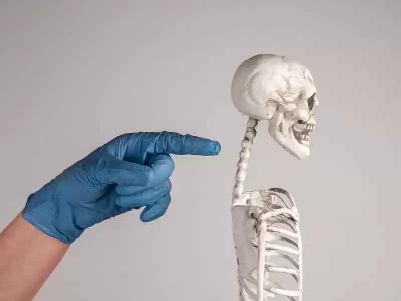 mikro-cerrahi-yontemi-ile-boyun-fitigi-ameliyati